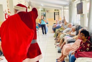 Campanha do Itajaí Shopping entrega presentes de Natal para 90 idosos do Asilo Dom Bosco