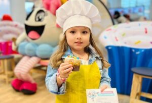 Oficina de Bolo de Pote desperta criatividade dos pequenos na Confeitaria da Pérola do Itajaí Shopping