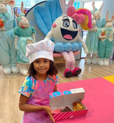 Oficina de donuts para crianças movimenta a Páscoa da Pérola no Itajaí Shopping