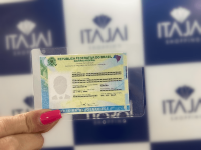 Polícia Científica do Itajaí Shopping começa a emitir novo modelo da Carteira de Identidade Nacional