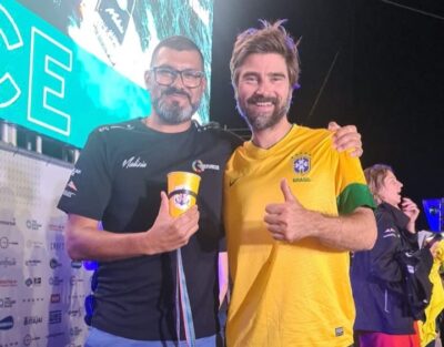 <strong>Superintendente do Itajaí Shopping troca camiseta da seleção brasileira com a do comandante campeão da The Ocean Race</strong>