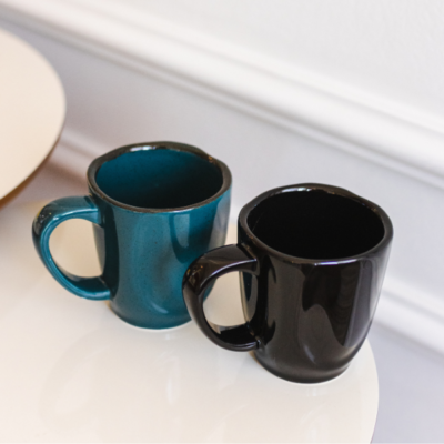 Itajaí Shopping presenteia clientes com conjunto de canecas de cerâmica Oxford neste Dia dos Pais