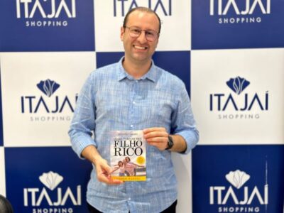 André Sandri lança o livro “Como tornar seu filho rico” em noite de autógrafos no Itajaí Shopping