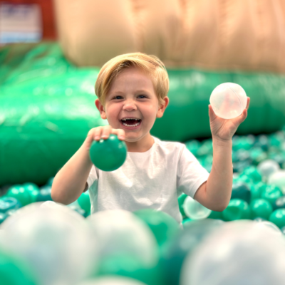 Vila dos Smurfs traz universo lúdico dos desenhos animados em nova atração no Itajaí Shopping