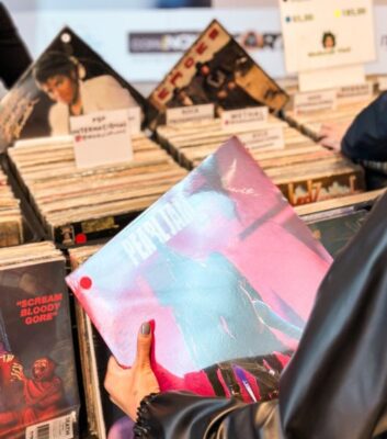Itajaí Shopping une café, música e vinil em uma experiência única